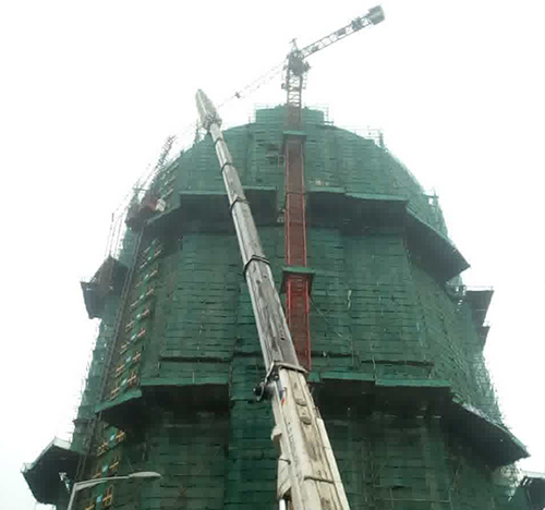 田家庵吊车在工地上作业